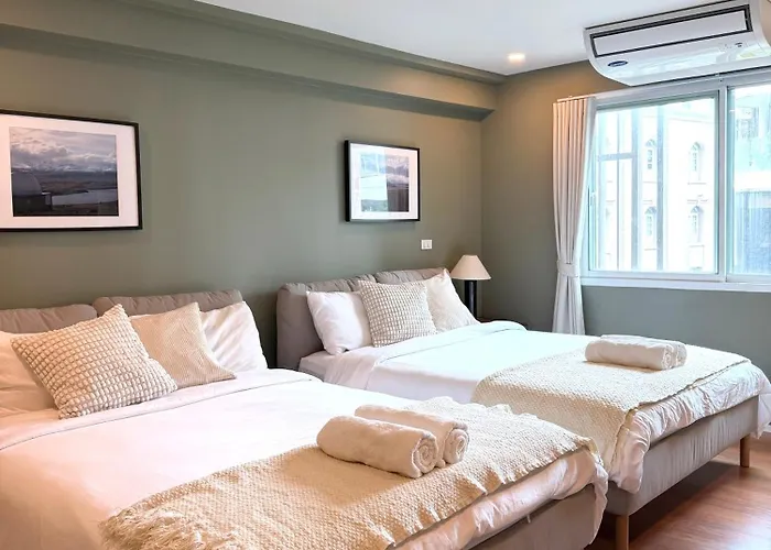 Whole Floor, 3 Bed 3 Bath, 1 Min To Bts Prompong アパート